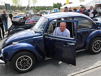 Robert Standar aus Pretzfeld ist stolz auf seinen Käfer. Fotos: Mathias Erlwein