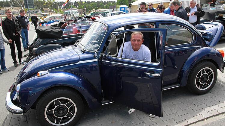 Robert Standar aus Pretzfeld ist stolz auf seinen Käfer. Fotos: Mathias Erlwein