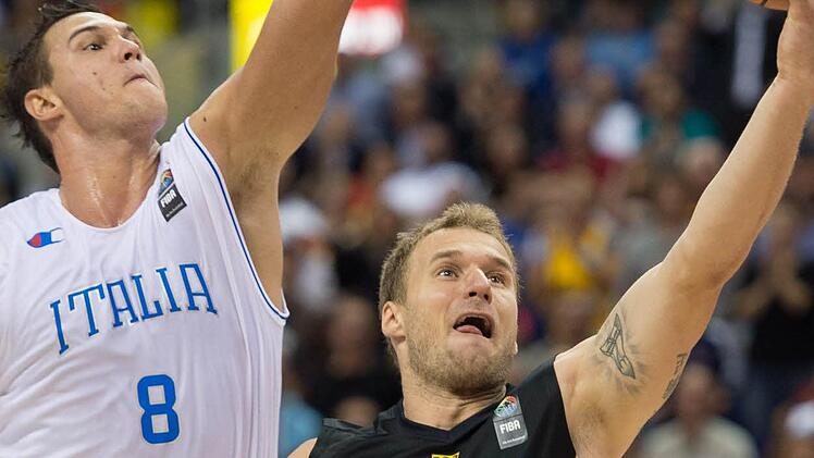 Anton Gavel versucht hier gegen den überragenden Italiener Danilo Gallinari einen Korbleger zu vewandeln. Foto: Lukas Schulze/dpa
