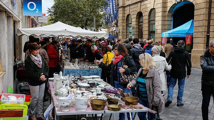 Beim Bamberger Antikmarkt kamen Liebhaber schöner alter Dinge voll auf ihre kosten. Foto: Matthias Hoch