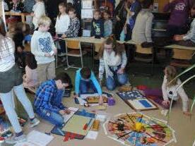 Schüler zeigten bei der Freiarbeit die Vielfältigkeit der Materialien.  Foto: Janine Harnischfeger-Büchs