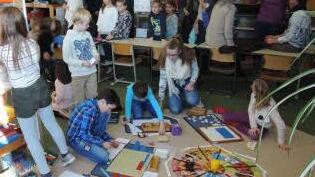 Schüler zeigten bei der Freiarbeit die Vielfältigkeit der Materialien.  Foto: Janine Harnischfeger-Büchs
