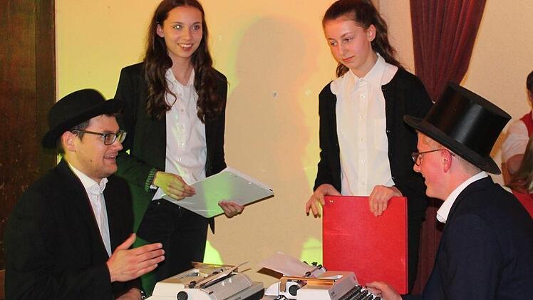 Dieses Quartett - bestehend aus zwei "Sekretärinnen" und ebenso vielen "Schreibern" - erfreute beim Zugabe-Stück mit dem Titel "Typewriter".