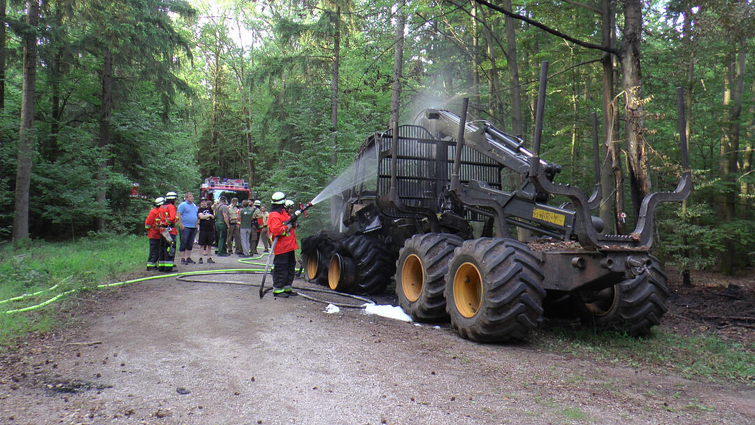 Nürnberg: Forstmaschine brennt - Waldbrand verhindert