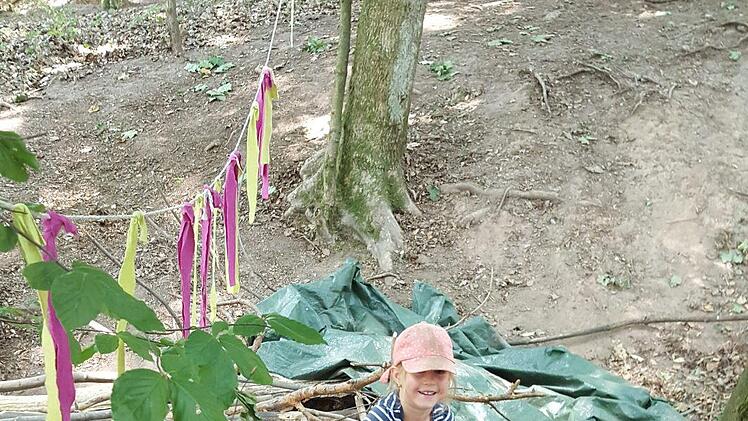 Zusammen mit einigen Buben baut Rosalie im Wald ein Haus.
