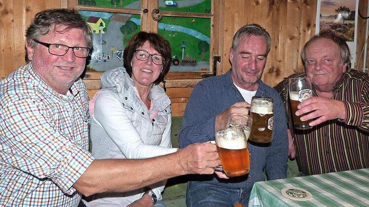 Gemeinsam will man die Privatbrauerei Haberstumpf wieder auf Erfolgskurs bringen. Von links: Braumeister Hans Wernlein, Elfie Wernlein, Frithjof Heller und Ludwig Wunderlich. Foto: Werner Reißaus