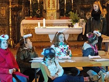 N&auml;chstenliebe (Rosa Kneuer), Besinnlichkeit (Emma Zehendner), Weihnachtsengel (Annika Berninger) und Kunst (Joanna Egglseder, von links) sind schockiert &uuml;ber die Planung von Kommerz (Lara Jeschke, rechts) f&uuml;r ein neues Weihnachtsfest. Der Botenengel (Felix Kuhn) findet den Vortrag zum Einschlafen.  Foto: cz