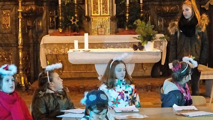 N&auml;chstenliebe (Rosa Kneuer), Besinnlichkeit (Emma Zehendner), Weihnachtsengel (Annika Berninger) und Kunst (Joanna Egglseder, von links) sind schockiert &uuml;ber die Planung von Kommerz (Lara Jeschke, rechts) f&uuml;r ein neues Weihnachtsfest. Der Botenengel (Felix Kuhn) findet den Vortrag zum Einschlafen.  Foto: cz