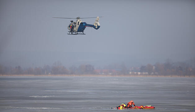 Person bricht in Altmühlsee ein