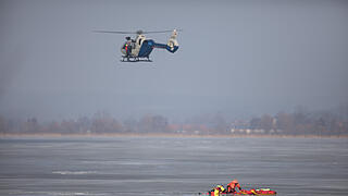 Person bricht in Altmühlsee ein