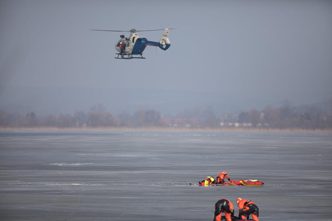 Person bricht in Altmühlsee ein