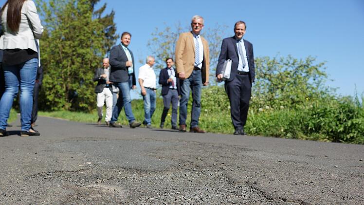 Die Langenbergstraße in Sulzthal zeigt viele Schäden.Foto: Arkadius Guzy