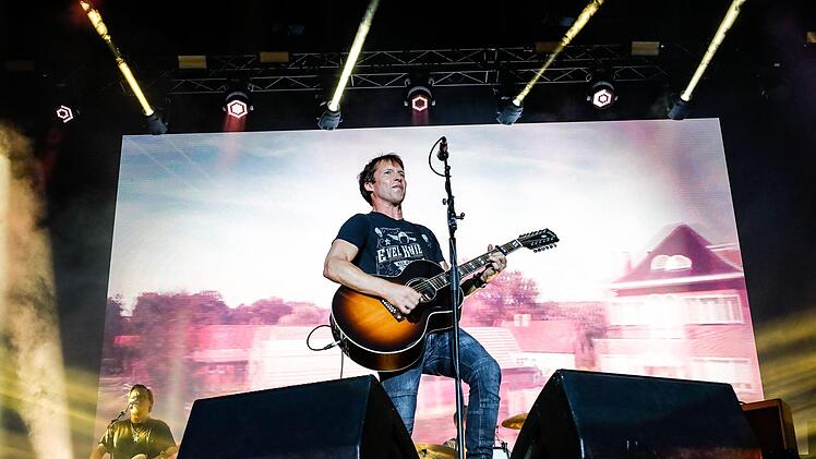 Umjubeltes Konzert: James Blunt begeisterte 6000 Besucher auf dem Coburger Schlossplatz.  Foto: Matthias Hoch