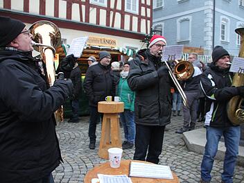 Der Musikverein Lauenstein ließ es auf dem Marktplatz in Ludwigsstadt gehörig krachen. Foto: Veronika Schadeck