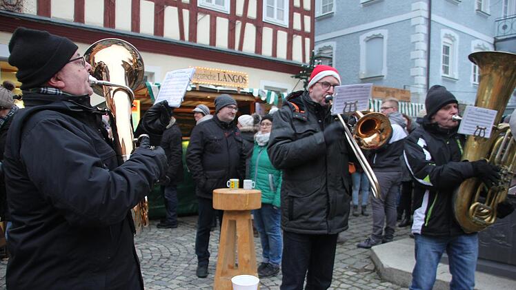 Der Musikverein Lauenstein ließ es auf dem Marktplatz in Ludwigsstadt gehörig krachen. Foto: Veronika Schadeck