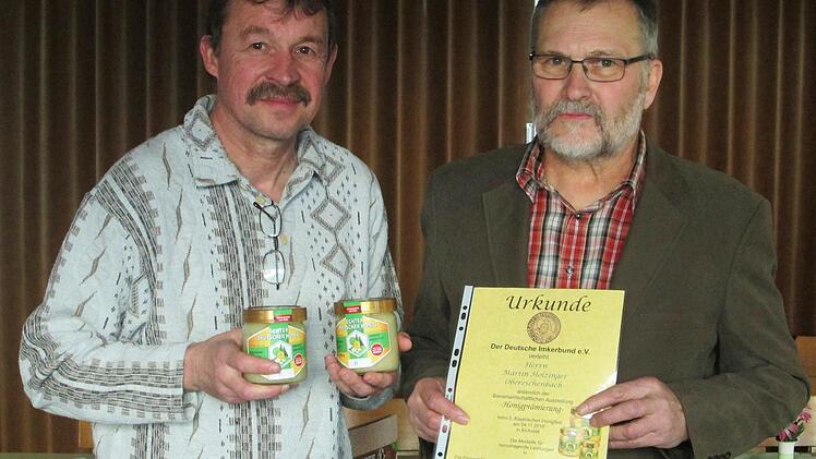 Gold und Silber brachten Kurt Siebenlist und Martin Holzinger (von links) für ihre Honige von der Prämierung mit.  Fotos: Winfried Ehling