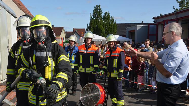 Kommandant Ralf Schubert kommentierte und erklärte die Schauübung vor dem Feuerwehrhaus.Peter Rauch