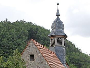 Im Grün versteckt liegt hinter der Schlossmauer die evangelische Schlosskapelle.  Fotos: Günther Geiling