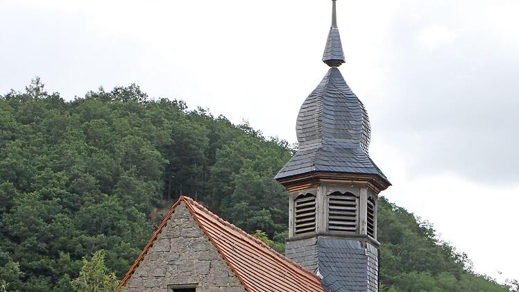 Im Grün versteckt liegt hinter der Schlossmauer die evangelische Schlosskapelle.  Fotos: Günther Geiling