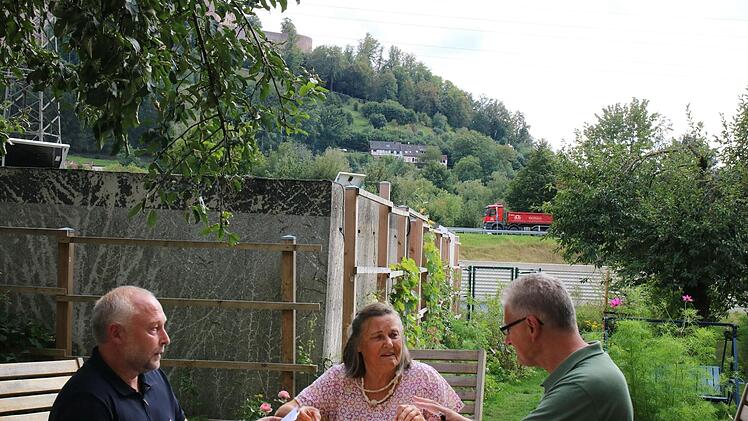 Sich im Garten von Gisela Türk Pereira zu unterhalten, fällt oft schwer. Vor allem dann wenn im Hintergrund ein Lastwagen vorbeifährt. Auch Alexander Feulner (links) und Günter Wiesel (rechts) klagen über die Lärmbelästigung für die Anwohner des Ängerlein. Die drei haben sich jetzt zusammengetan und eine Unterschriftenaktion gestartet.
