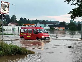 Hochwasser in Veitsbronn: Feuerwehr im Einsatz