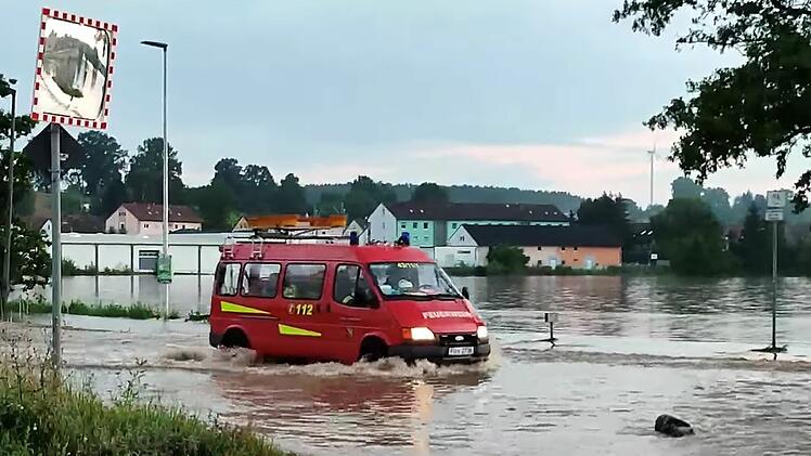Hochwasser in Veitsbronn: Feuerwehr im Einsatz