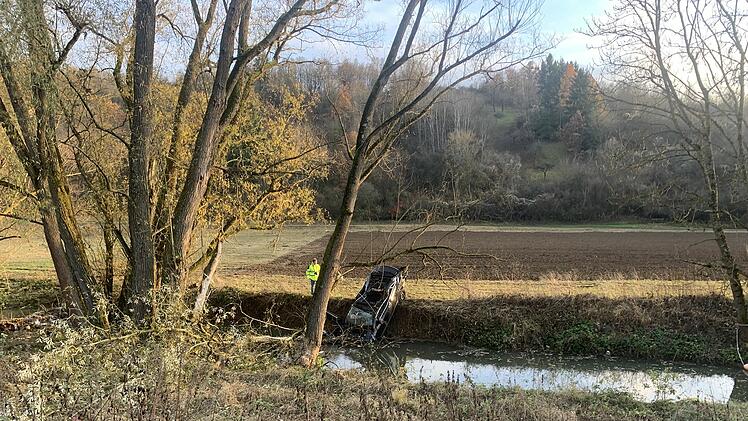 T&ouml;dlicher Unfall: Auto landet in Bach neben Stra&szlig;e
