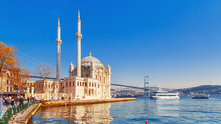 Urlaub in der Türkei - Istanbul mit Ortakoy-Moschee and Bosporus-Brücke