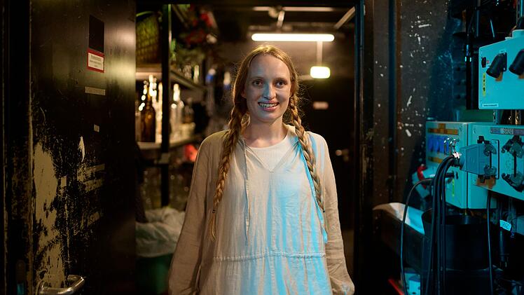 Zu fr&uuml;h gefreut: Stella Papst (Luzia Oppermann) w&auml;hnt sich schon als Ersatz f&uuml;r ihre verschwundene Kollegin, doch dann taucht Nora doch noch auf.