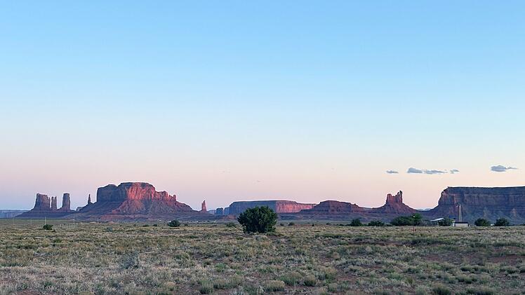 Eine Landschaft, die wir aus vielen Filmen kennen: das Monument Valley an der Grenze von Arizona und Utah.