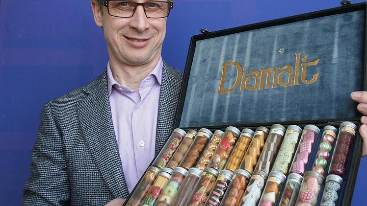 Piasten-Geschäftsführer Michael Seidl mit einem Bonbon-Musterkoffer aus den 50-er Jahren.  Foto: Andreas Oswald