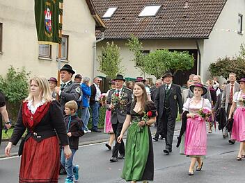Ein farbenprächtiges Bild bot der Festumzug mit Schützen, Ehrengästen und den Ehrendamen. Fotos: Günther Straub