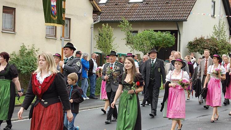 Ein farbenprächtiges Bild bot der Festumzug mit Schützen, Ehrengästen und den Ehrendamen. Fotos: Günther Straub