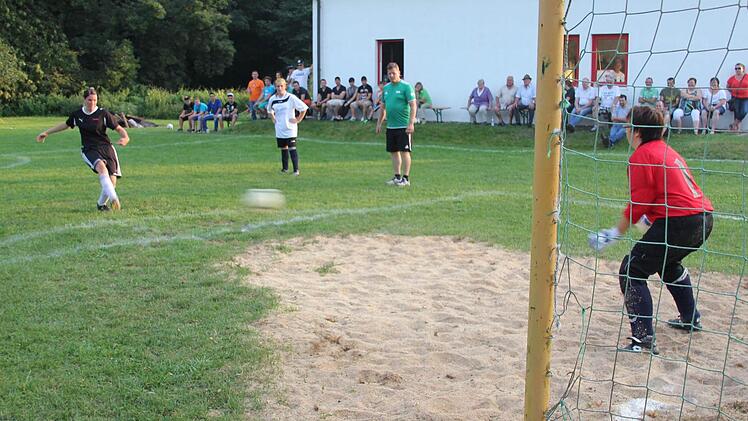 Diesen Neunmeter parierte Kerstin Ebert. Fotos: Kestel