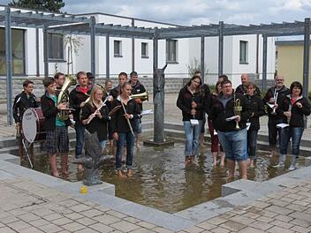 Der Oerlenbacher Musikverein war für die Cold Water Challenge nominiert worden und hat seine Schuld im Dorfbrunnen am Rathaus eingelöst.  Foto: Musikverein
