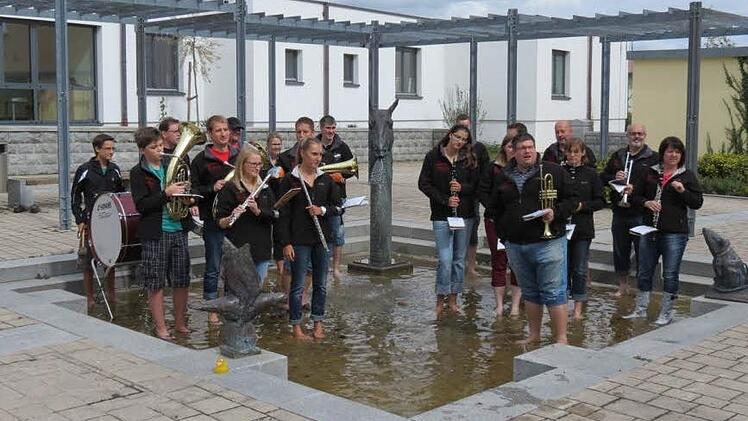 Der Oerlenbacher Musikverein war für die Cold Water Challenge nominiert worden und hat seine Schuld im Dorfbrunnen am Rathaus eingelöst.  Foto: Musikverein