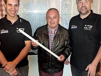 Bei der Spendenübergabe im Stockheimer Schützenhaus (v. l.): 1. Schützenmeister Michel Dyckerhoff, Sponsor Alfred Räther sowie Vorsitzender Frank Oberkofler Foto: Gerd Fleischmann