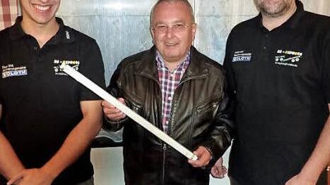 Bei der Spendenübergabe im Stockheimer Schützenhaus (v. l.): 1. Schützenmeister Michel Dyckerhoff, Sponsor Alfred Räther sowie Vorsitzender Frank Oberkofler Foto: Gerd Fleischmann