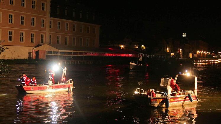 Aus dem Rahmen gefallen in der Einsatzbilanz ist die Alarmierung der Rettungskräfte am Sandkerwa-Freitag um 1 Uhr, ausgelöst durch die Information eines Besuchers, dass sein Freund von der Unteren Brücke gefallen sein müsse. Polizei, Rettungsdienst und Wasserrettung waren im Einsatz. Auch die Besatzung eines Polizeihubschraubers suchte die Regnitz von oben ab. Die Ermittlungen der Polizei ergaben, dass das potenzielle Unfallopfer zu Hause - und niemals im Wasser - war. Foto: Ferdinand Merzbach