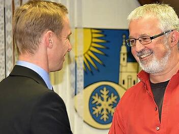 Bei der Sondersitzung des Gemeinderates vereidigte Bürgermeister Bernd Höfer Andreas Heller als Nachrücker von Johannes Mönch.  Foto: Gabi Arnold