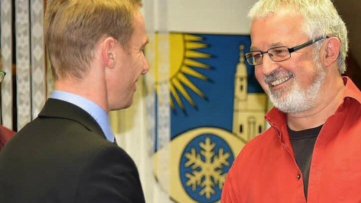 Bei der Sondersitzung des Gemeinderates vereidigte Bürgermeister Bernd Höfer Andreas Heller als Nachrücker von Johannes Mönch.  Foto: Gabi Arnold
