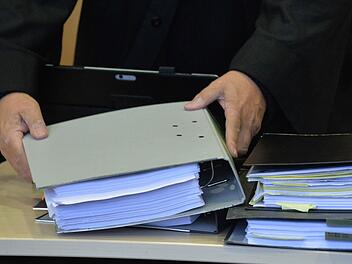 Die Akten im Beiersdorfer Mordprozess könnten bald noch dicker werden: Sowohl die Verteidiger der Angeklagten wie auch die Anwältin von Alexandra S., der Tochter des Opfers, stellten am Freitag weitere Beweisanträge. Foto: Ronald Rinklef