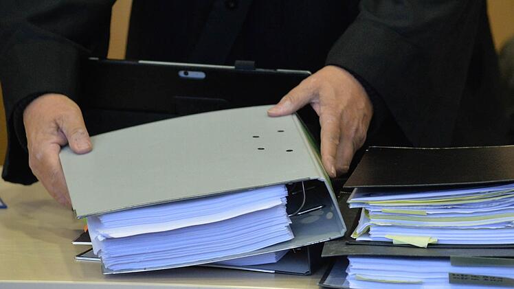 Die Akten im Beiersdorfer Mordprozess könnten bald noch dicker werden: Sowohl die Verteidiger der Angeklagten wie auch die Anwältin von Alexandra S., der Tochter des Opfers, stellten am Freitag weitere Beweisanträge. Foto: Ronald Rinklef