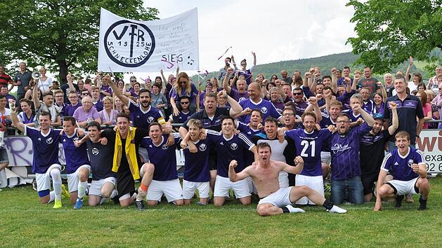 Gro&szlig; war der Jubel bei Spielern und Fans des VfR Schneckenlohe nach dem 3:2-Sieg gegen Ziegelerden, der den Aufstieg bedeutete.