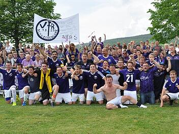 Groß war der Jubel bei Spielern und Fans des VfR Schneckenlohe nach dem 3:2-Sieg gegen Ziegelerden, der den Aufstieg bedeutete.
