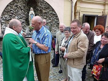 Pater Alard musste nach dem Gottesdienst in der Basilika Marienweiher viele Hände schütteln. Hier verabschiedet sich gerade Reinhard Holhut, dessen Frau Irmgard in Kupferberg den Vorsitz des Pfarrgemeinderats innehalt. Fotos: Klaus-Peter Wulf