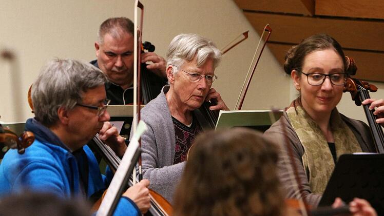 Das Orchester der Gesellschaft der Musikfreunde Neustadt probt für sein Sinfoniekonzert, das am 1. April in der Mehrzweckhalle stattfindet.Foto: Jochen Berger