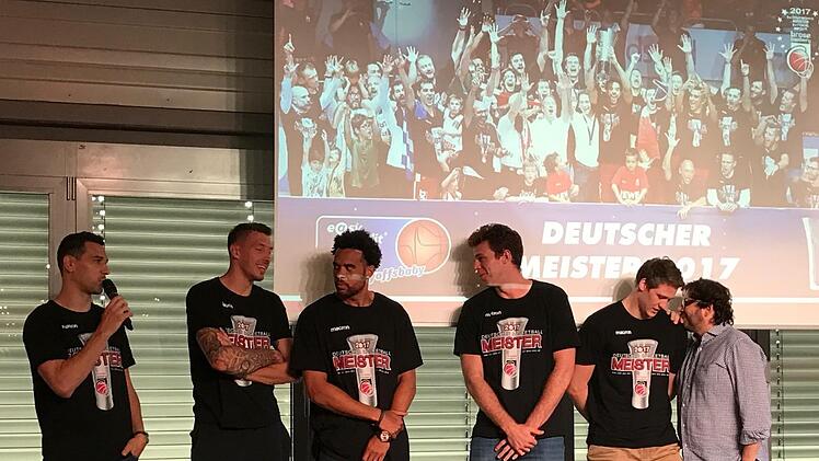 Bei der Meisterfeier von Brose Bamberg am Dienstagabend schwang auch ein bisschen Wehmut mit. Derweil ist die Kaderplanung schon sehr weit. Foto: Frank Förtsch