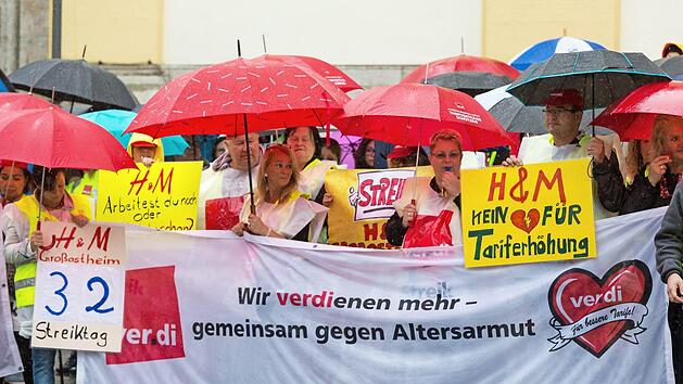 Rund 200 Streikende versammelten sich am Mittwoch vor der H&M-Filiale in Würzburg zu einer Kundgebung. Thema ist der Tarifkampf im bayerischen Einzel- und Versandhandel. Im Anschluss zogen der Demonstrationszug durch die Innenstadt.  Foto: Patty Varasano