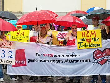 Rund 200 Streikende versammelten sich am Mittwoch vor der H&M-Filiale in Würzburg zu einer Kundgebung. Thema ist der Tarifkampf im bayerischen Einzel- und Versandhandel. Im Anschluss zogen der Demonstrationszug durch die Innenstadt.  Foto: Patty Varasano